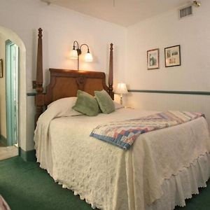Basic Queen Room